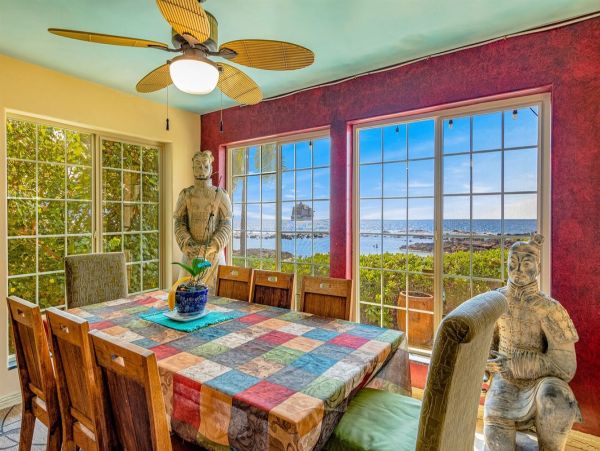 Beachfront Four-Bedroom Home With Spa in Kailua-Kona