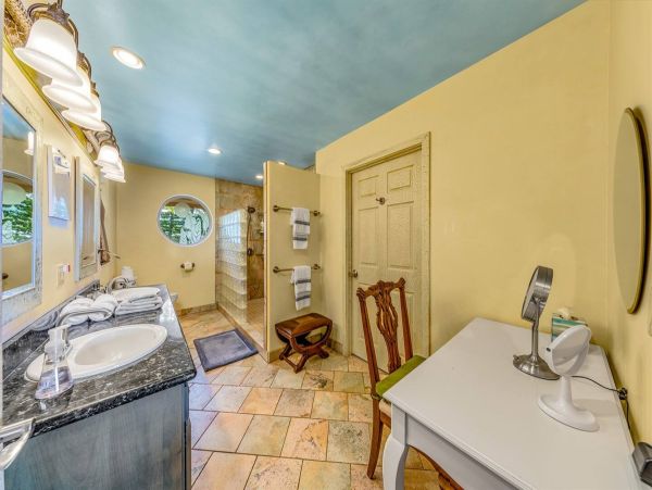 Beachfront Four-Bedroom Home With Spa in Kailua-Kona