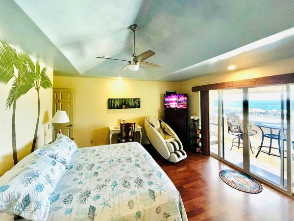 Beachfront Four-Bedroom Home With Spa in Kailua-Kona