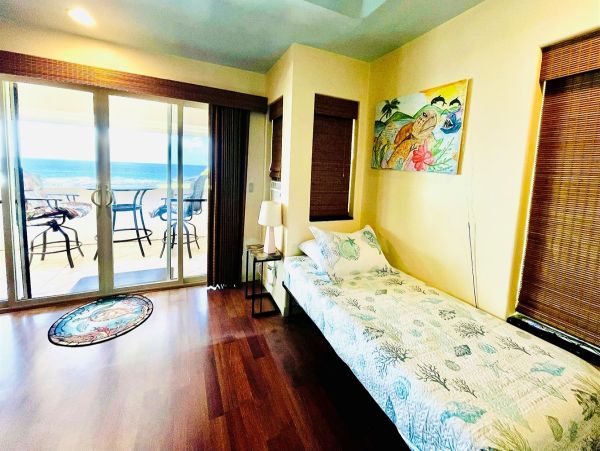 Beachfront Four-Bedroom Home With Spa in Kailua-Kona