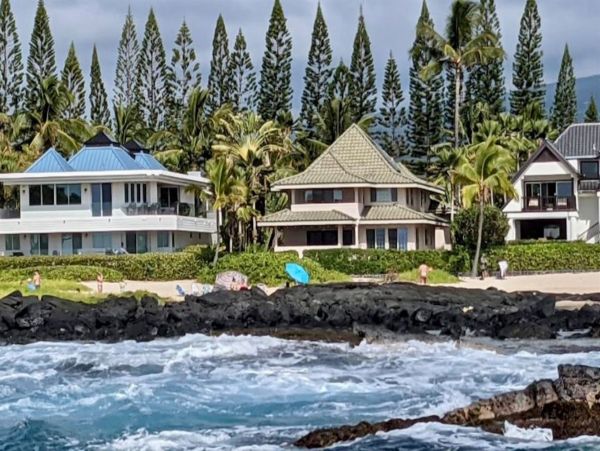 Beachfront Four-Bedroom Home With Spa in Kailua-Kona