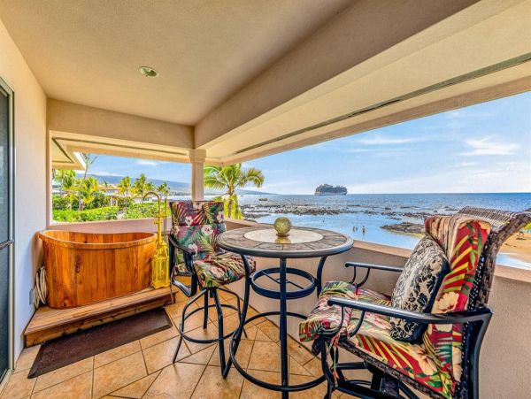 Beachfront Four-Bedroom Home With Spa in Kailua-Kona