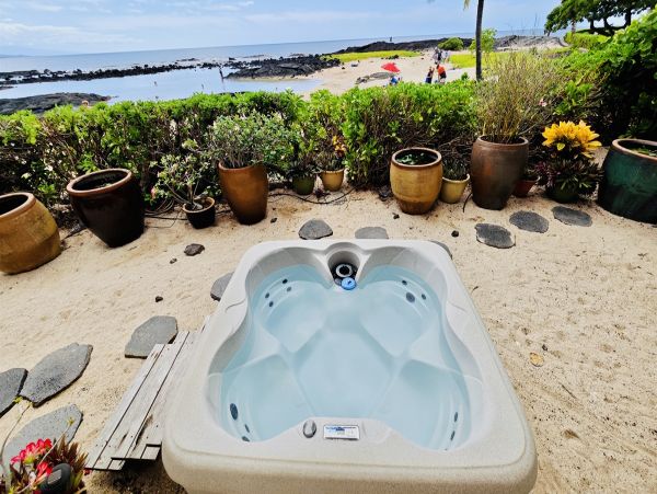 Beachfront Four-Bedroom Home With Spa in Kailua-Kona