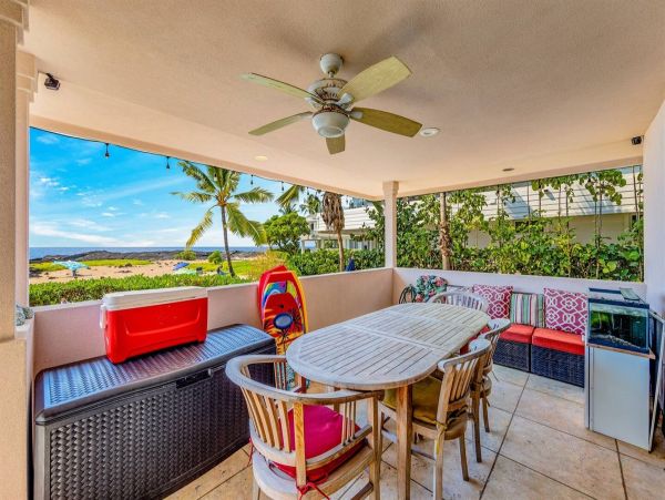Beachfront Four-Bedroom Home With Spa in Kailua-Kona