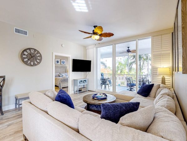 Naples Three-Bedroom Condo With Pool Views 4 Min Walk to Beach NEW ARRIVAL