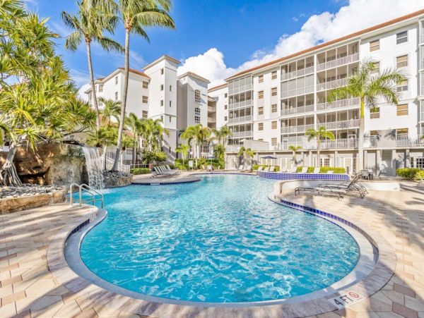 Naples Three-Bedroom Condo With Pool Views 4 Min Walk to Beach NEW ARRIVAL