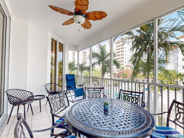 Naples Three-Bedroom Condo With Pool Views 4 Min Walk to Beach NEW ARRIVAL