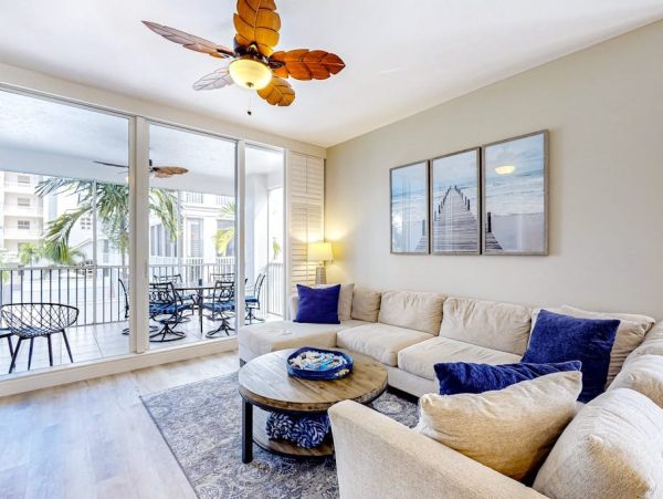Naples Three-Bedroom Condo With Pool Views 4 Min Walk to Beach NEW ARRIVAL