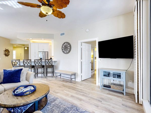 Naples Three-Bedroom Condo With Pool Views 4 Min Walk to Beach NEW ARRIVAL