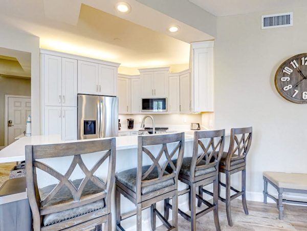Naples Three-Bedroom Condo With Pool Views 4 Min Walk to Beach NEW ARRIVAL