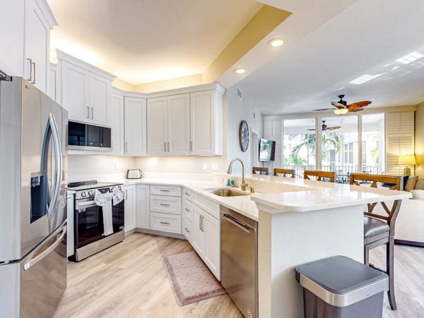 Naples Three-Bedroom Condo With Pool Views 4 Min Walk to Beach NEW ARRIVAL