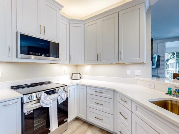 Naples Three-Bedroom Condo With Pool Views 4 Min Walk to Beach NEW ARRIVAL