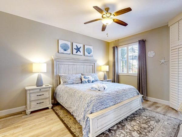 Naples Three-Bedroom Condo With Pool Views 4 Min Walk to Beach NEW ARRIVAL