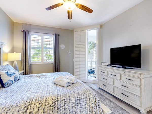 Naples Three-Bedroom Condo With Pool Views 4 Min Walk to Beach NEW ARRIVAL