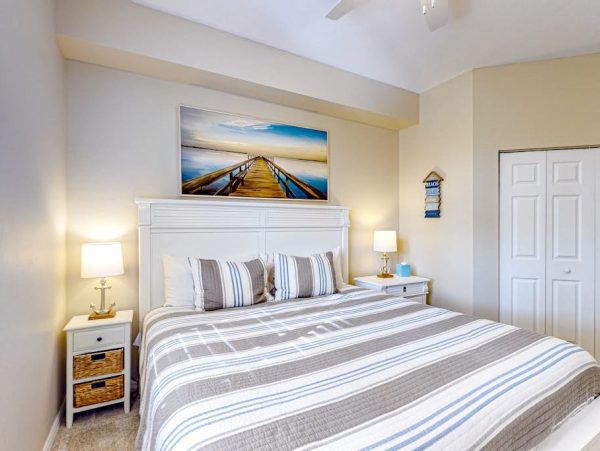 Naples Three-Bedroom Condo With Pool Views 4 Min Walk to Beach NEW ARRIVAL