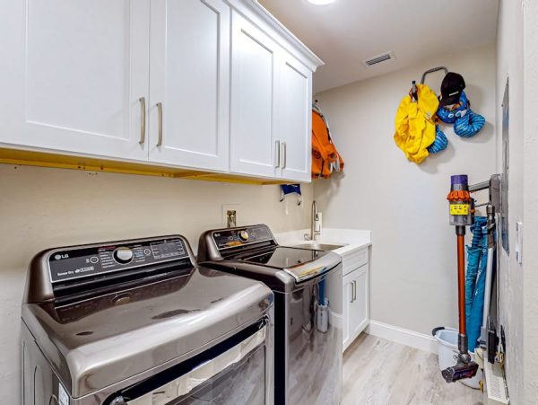 Naples Three-Bedroom Condo With Pool Views 4 Min Walk to Beach NEW ARRIVAL
