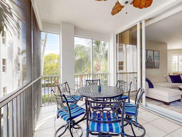 Naples Three-Bedroom Condo With Pool Views 4 Min Walk to Beach NEW ARRIVAL