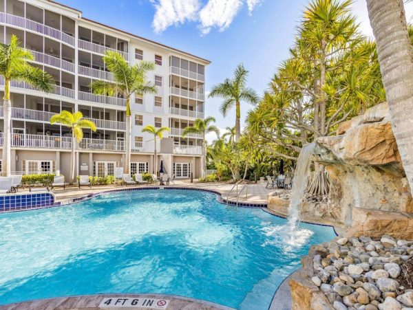 Naples Three-Bedroom Condo With Pool Views 4 Min Walk to Beach NEW ARRIVAL