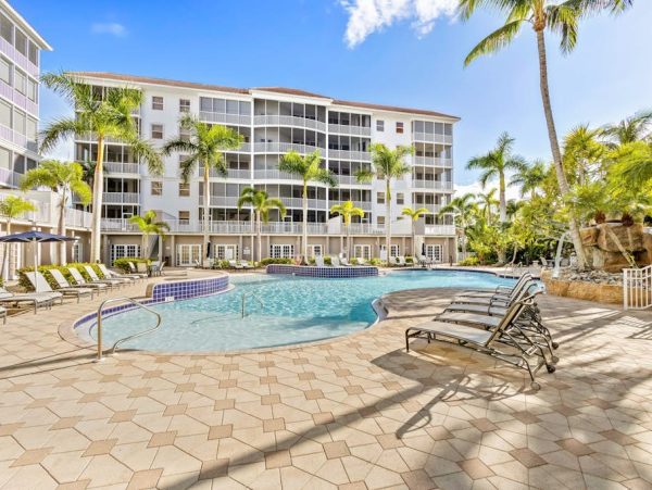 Naples Three-Bedroom Condo With Pool Views 4 Min Walk to Beach NEW ARRIVAL