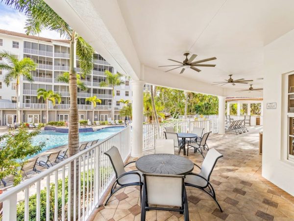 Naples Three-Bedroom Condo With Pool Views 4 Min Walk to Beach NEW ARRIVAL