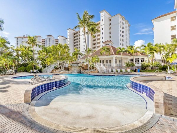 Naples Three-Bedroom Condo With Pool Views 4 Min Walk to Beach NEW ARRIVAL