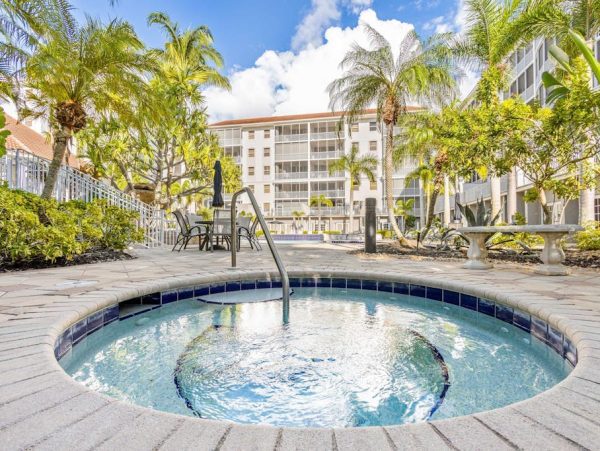 Naples Three-Bedroom Condo With Pool Views 4 Min Walk to Beach NEW ARRIVAL