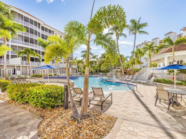 Naples Three-Bedroom Condo With Pool Views 4 Min Walk to Beach NEW ARRIVAL
