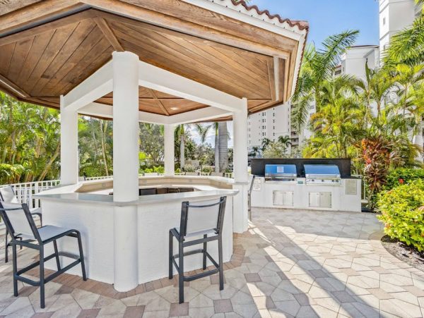 Naples Three-Bedroom Condo With Pool Views 4 Min Walk to Beach NEW ARRIVAL