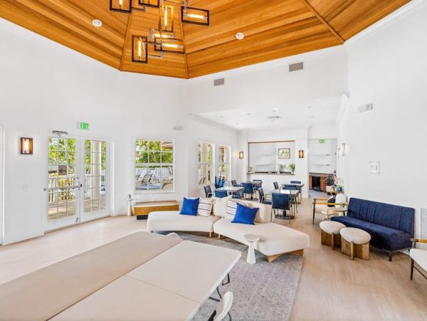 Naples Three-Bedroom Condo With Pool Views 4 Min Walk to Beach NEW ARRIVAL