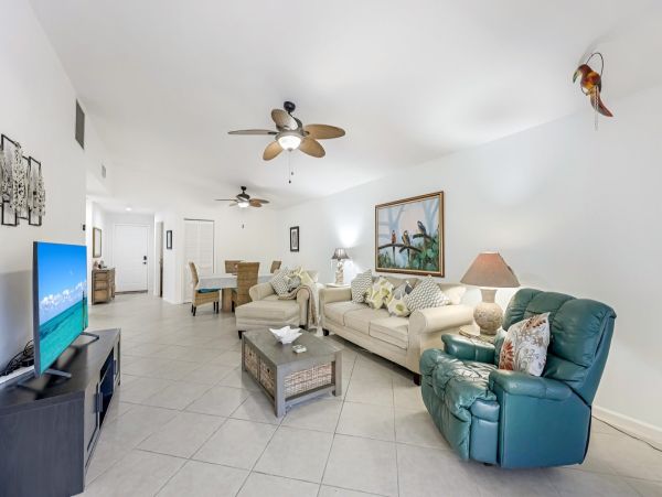 Vacation Condo Walk To Beach Pool Great Location - additional view, photo 3