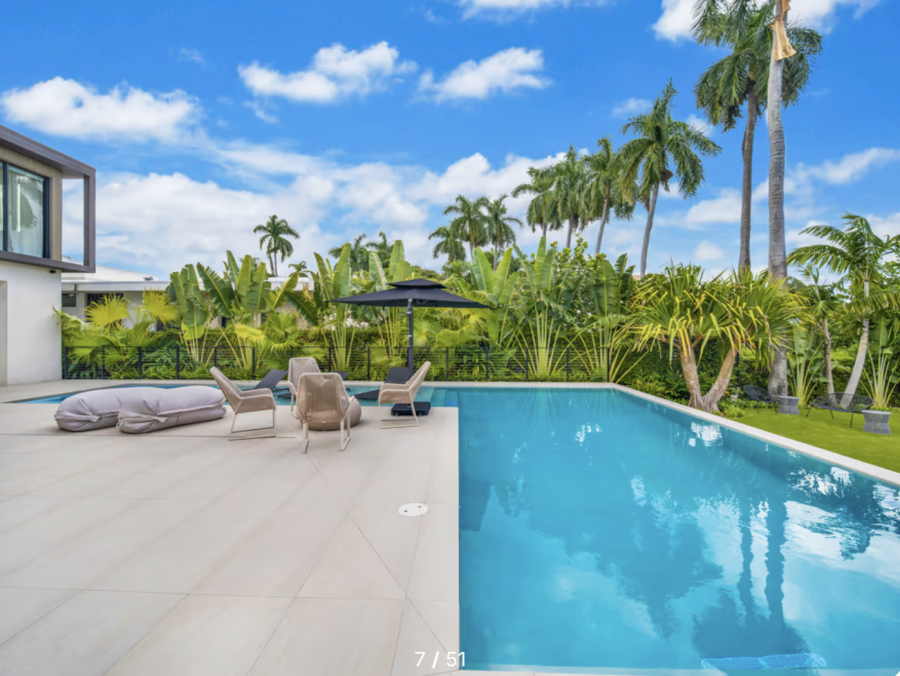 Six Bedroom Vacation Home Sleeps 12 Guests