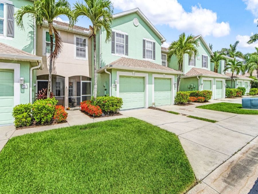 Fort Myers 2 Bedroom Condo with Pool and Amenities