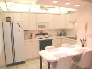 Equipped Kitchen with Breakfast Bar