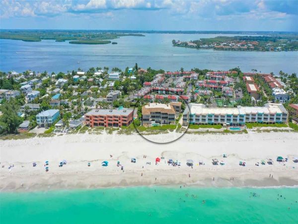 A few steps to the beach Anna Maria Island Vacation Condo 26ft Balcony