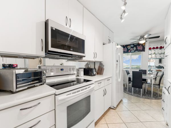 Two Bedroom Vacation Condo on Siesta Key Sleeps 6 Guests