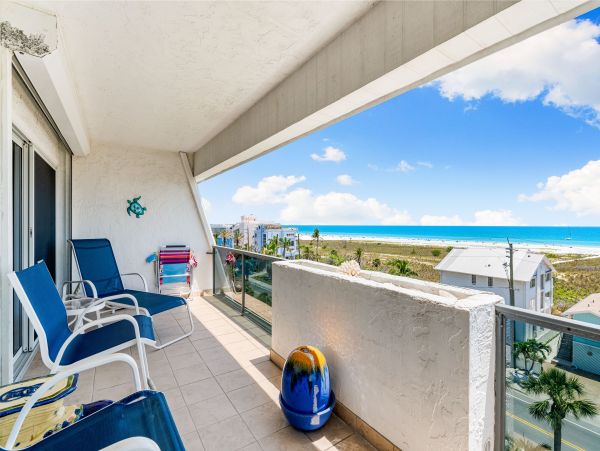 Two Bedroom Vacation Condo on Siesta Key Sleeps 6 Guests