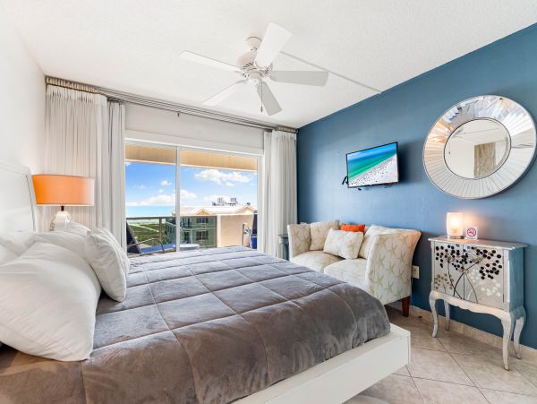 Two Bedroom Vacation Condo on Siesta Key Sleeps 6 Guests