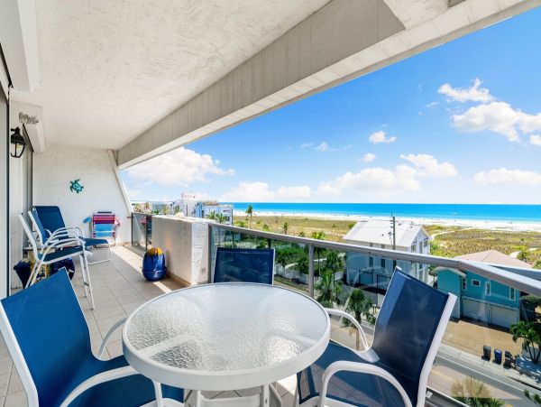 Two Bedroom Vacation Condo on Siesta Key Sleeps 6 Guests