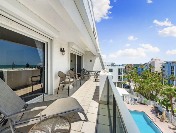 Why Not come to Siesta Key for your Next Winter Break? Huge Balcony