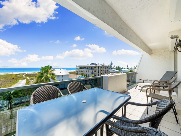 Why Not come to Siesta Key for your Next Winter Break? Huge Balcony