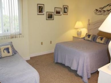 Guest bedroom with full & twin bed