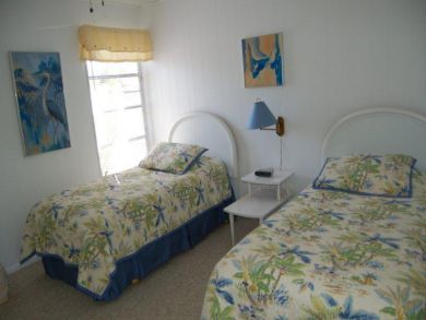 Guest Bedroom with Twin Beds Guest Bedroom with Twin Beds