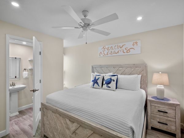 Charming Siesta Key Beach Getaway 2BR/2BA - Sleeps 6