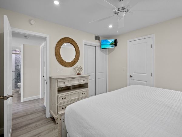 Charming Siesta Key Beach Getaway 2BR/2BA - Sleeps 6
