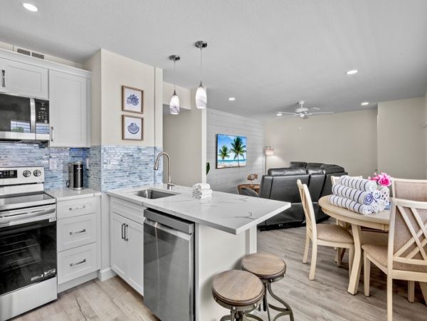 Charming Siesta Key Beach Getaway 2BR/2BA - Sleeps 6
