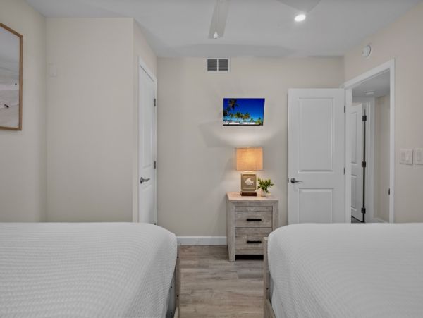 Charming Siesta Key Beach Getaway 2BR/2BA - Sleeps 6