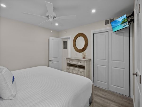 Charming Siesta Key Beach Getaway 2BR/2BA - Sleeps 6