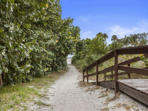 Siesta Key Three Bedroom Rental One Min Walk to Beach