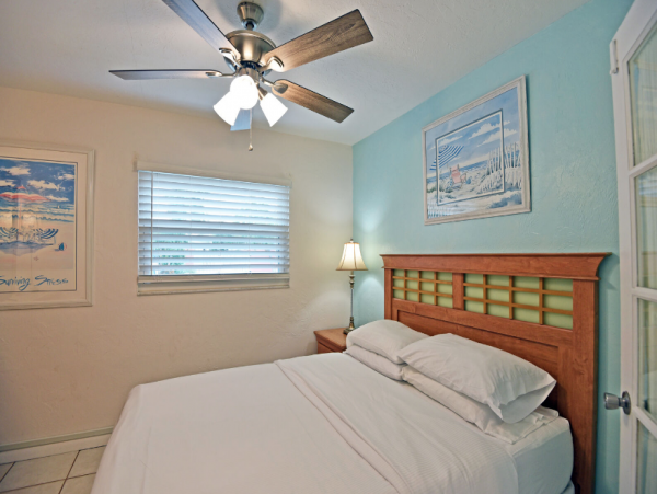Siesta Key 3 Bedrooms Vacation Cottage on Beachside of Road