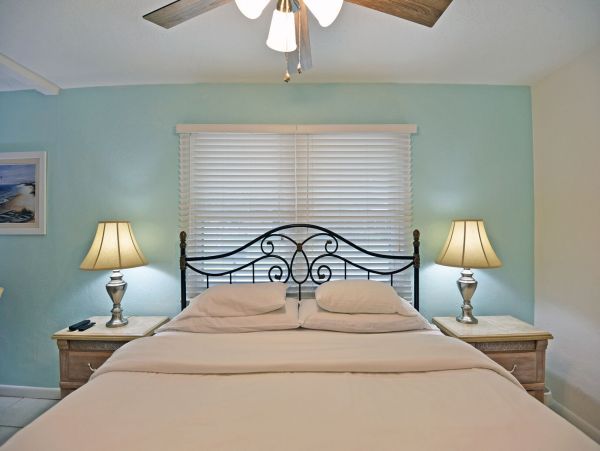 Siesta Key 3 Bedrooms Vacation Cottage on Beachside of Road